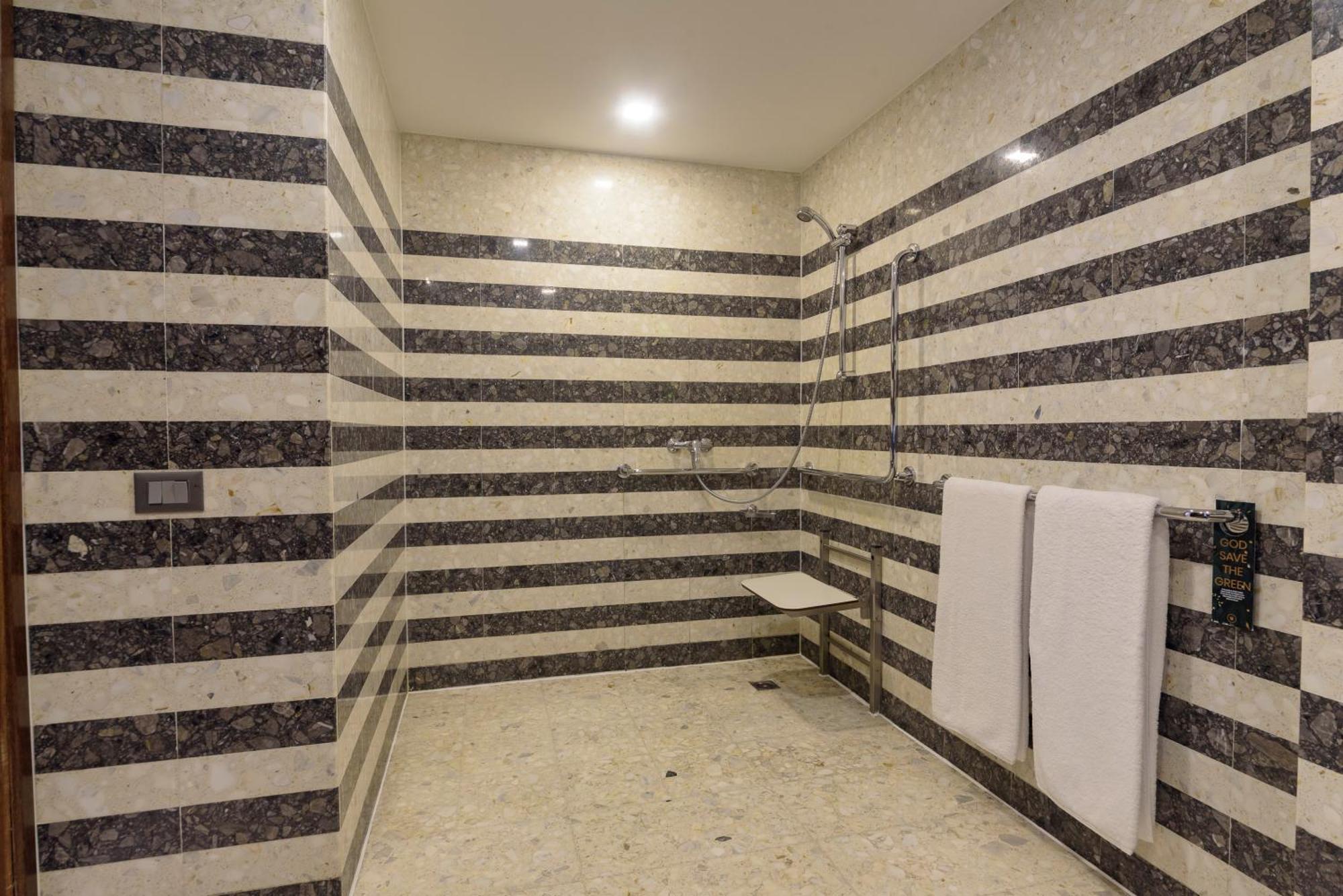 Royal Tulip Brasilia Alvorada Otel Oda fotoğraf A shower