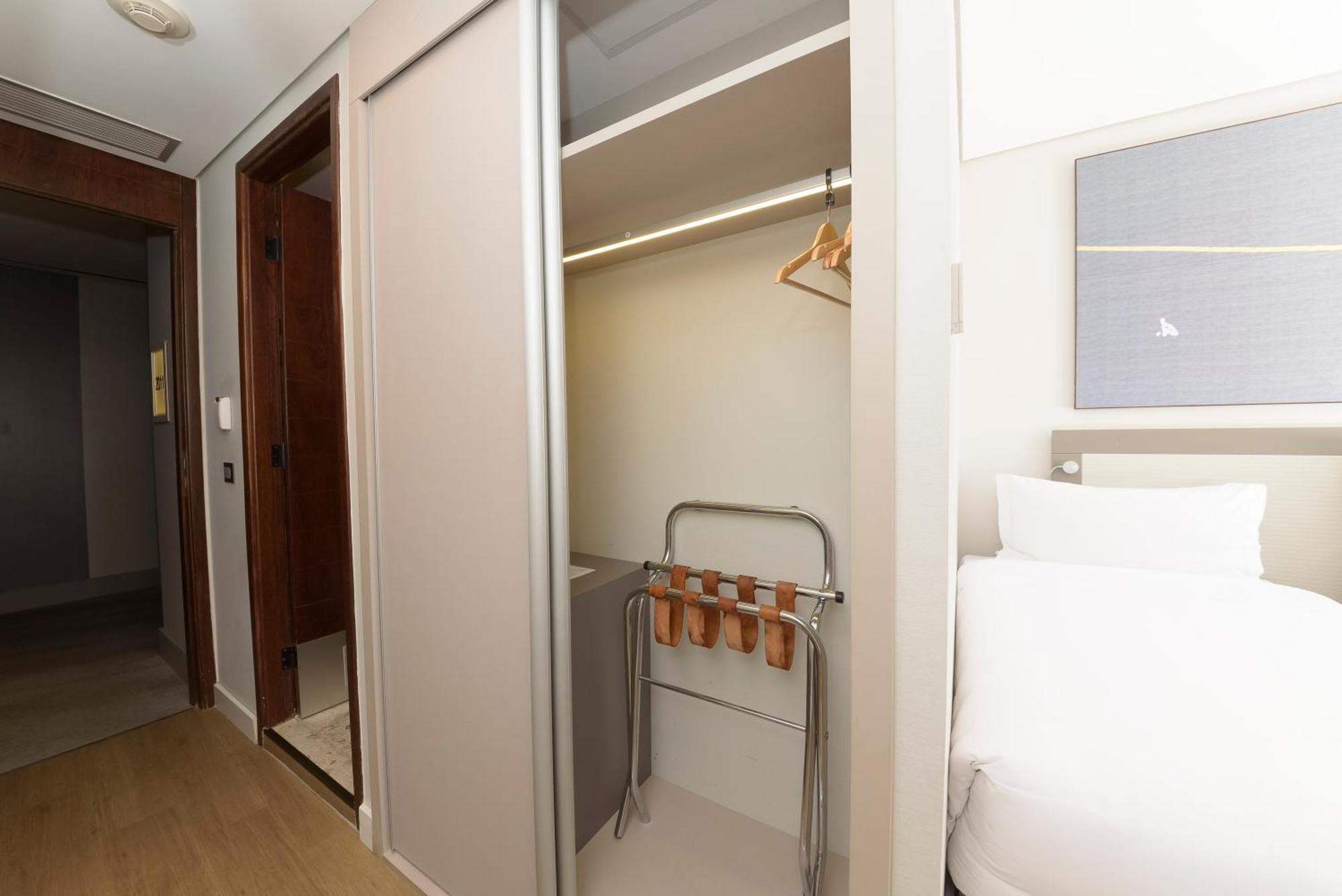 Royal Tulip Brasilia Alvorada Otel Dış mekan fotoğraf A sliding door