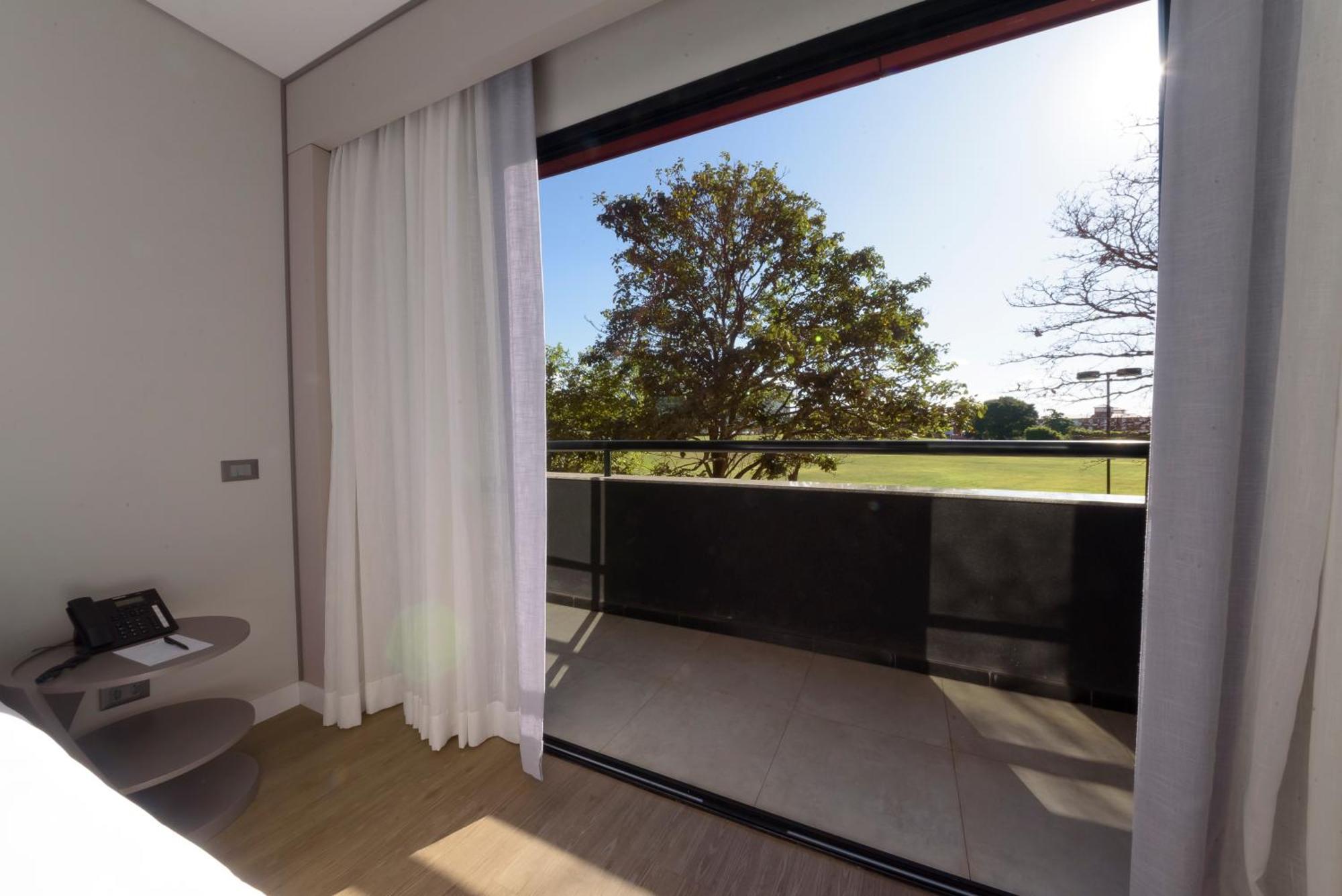 Royal Tulip Brasilia Alvorada Otel Oda fotoğraf A view of the balcony of a typical apartment at the complex.